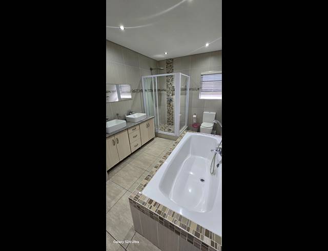 4 BEDROOM HOUSE TO LET IN MEER EN SEE